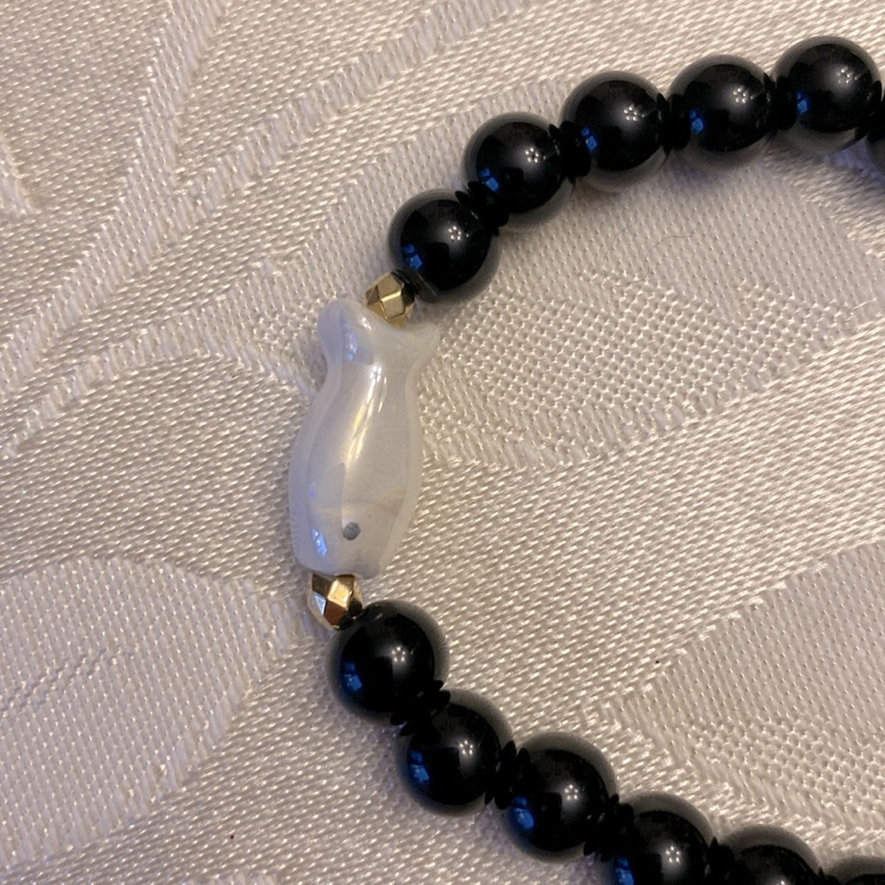 🌹Ceramic fish faux black pearls stackable 8mm bead bracelet  stretchy - Picture 3 of 8